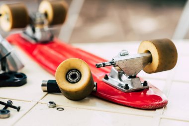 Kaykay bakım ve onarım konsepti. Teknisyen kaykayı tamir ediyor..