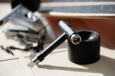 Sörf bakım ve onarım konsepti. Kaykay aracına odaklan.