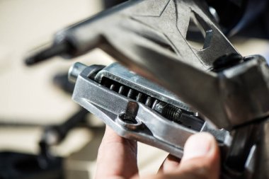 Sörf bakım ve onarım konsepti. Teknisyen sörf kaykayı tamir ediyor..