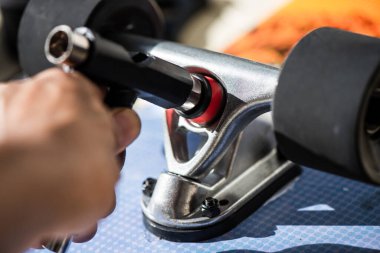 Sörf bakım ve onarım konsepti. Teknisyen sörf kaykayı tamir ediyor..