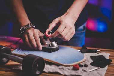 Sörf bakım ve onarım konsepti. Teknisyen sörf kaykayı tamir ediyor..