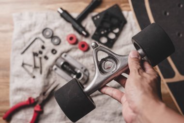 Sörf bakım ve onarım konsepti. Teknisyen sörf kaykayı tamir ediyor..