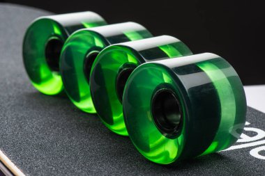 Sörf ve kaykay için yeni yeşil tekerlekler.