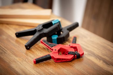 Marangozluk, marangozluk ve diğer el işleri için plastik yay kıskacı.