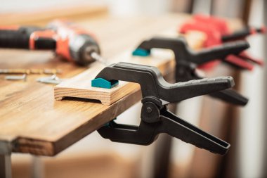 Marangozluk, marangozluk ve diğer el işleri için plastik yay kıskacı.