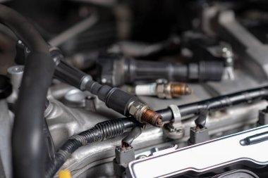 Buji değişimi. Eski buji ve araba bakım konseptini kapat.. 