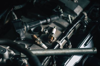 Buji değişimi. Eski buji ve araba bakım konseptini kapat.. 