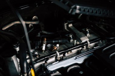 Buji değişimi. Eski buji ve araba bakım konseptini kapat.. 