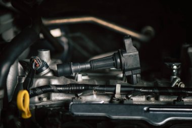 Motor dairesinde kontak bobini kapat, araba bakım konsepti.. 