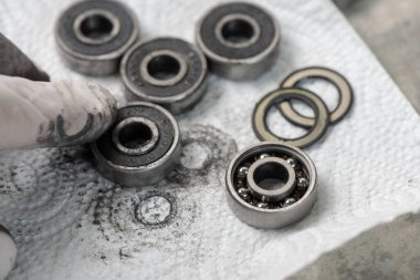 Kaykay ve kaykay bakım konsepti. Konuma seçmeli olarak odaklan.