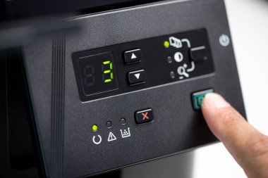 Ofiste çok fonksiyonlu lazer yazıcı kullanan adam..