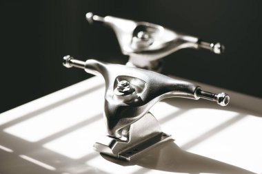 Sörf yapmak için yeni çalı kamyonu sistemini kapat. 