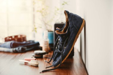 Mavi süet ayakkabılar ve temizlik seti. Ayakkabı bakımı kavramı.