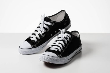 Beyaz arka planda izole edilmiş siyah beyaz spor ayakkabılar.. 