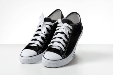 Beyaz arka planda izole edilmiş siyah beyaz spor ayakkabılar.. 