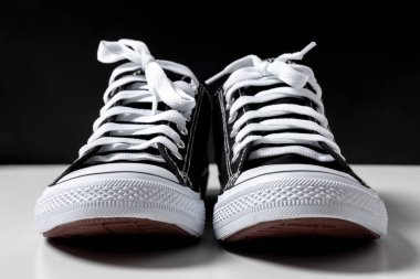 Bir çift yeni siyah beyaz spor ayakkabı.. 