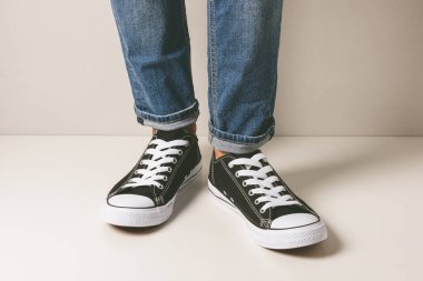 Siyah beyaz spor ayakkabı giyen adam.. 