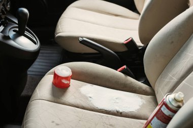 Araba koltuğunu köpük kimyasalla temizlemek, araba bakımı konsepti.