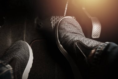 Arabanın fren pedalına basarak ayağını kapat. Şoför arabayı durdurdu..