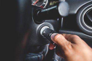 Motoru çalıştırmak için anahtarı anahtar deliğine sokuyorum. Anahtarla arabayı çalıştır..