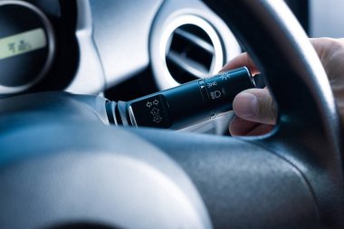 Şoför arabanın farını yaktı. Arabanın lambasını kapat..