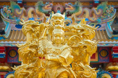 Wihan Thep Sathit Phra Ki Ti Chaloem tapınağındaki altın naja heykeli veya Tayland 'ın Chonburi kentindeki ünlü Çin tarzı tapınak Naja türbesi..