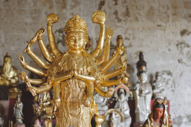 Angsila, Chonburi, Tayland 'daki Chao Mae Guanyin Tapınağı' ndaki Guan Yin heykeli..