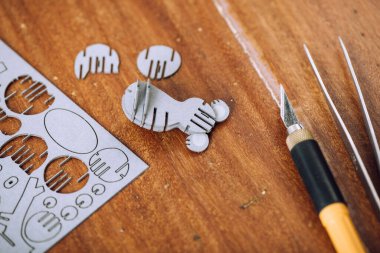 Küçük karton parçaları birleştirirken, küçük karton parçalar lazer kesim teknolojisiyle yapılıyor. Yetişkinler için hobi.