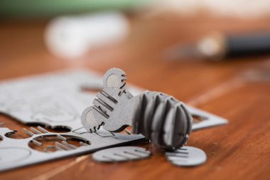 Küçük karton parçaları birleştirirken, küçük karton parçalar lazer kesim teknolojisiyle yapılıyor. Yetişkinler için hobi.