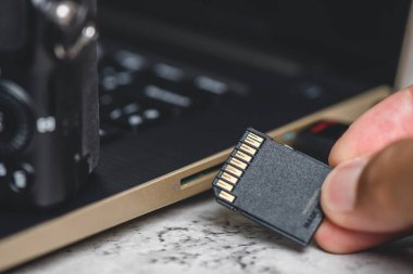 SD hafıza kartı, kamera ve bilgisayar gibi elektronik aygıtlar için depolama. 