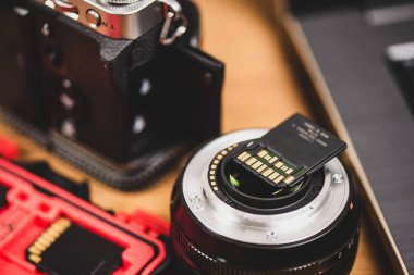 USH-II arayüzü olan SD hafıza kartı, kamera ve bilgisayar gibi elektronik aygıtlar için depolama. 