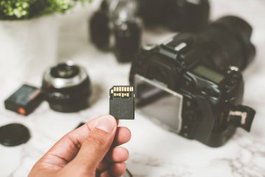 USH-II arayüzü olan SD hafıza kartı, kamera ve bilgisayar gibi elektronik aygıtlar için depolama. 