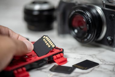 USH-II arayüzü olan SD hafıza kartı, kamera ve bilgisayar gibi elektronik aygıtlar için depolama. 