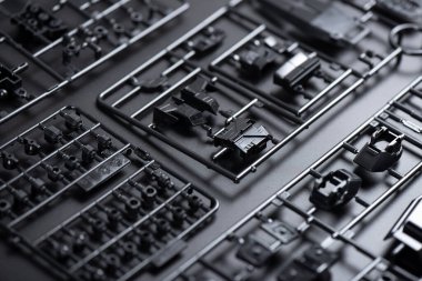 Siyah plastik çıkıntılar ya da model kiti kalıpları.