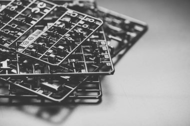 Siyah plastik çıkıntılar ya da model kiti kalıpları.