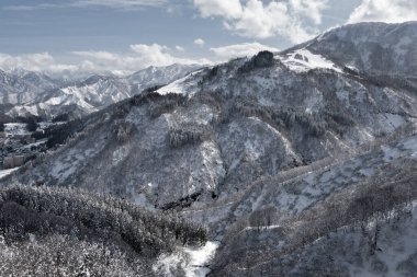 Gala Yuzawa, Niigata, Japonya 'da kış mevsiminde güzel manzara.