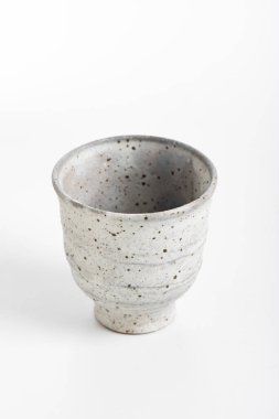 Japon tarzı çömlek beyaz arkaplan üzerinde izole.