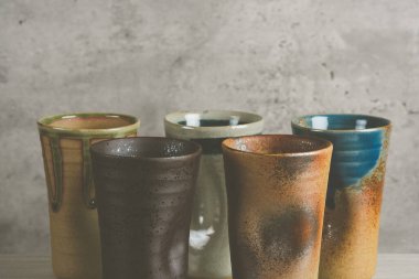 Beyaz ahşap masa üzerindeki Japon çömlek tarzını ayır.