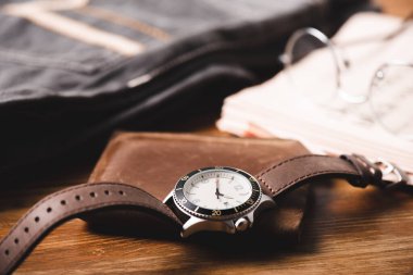 Günlük erkek kol saatine krem şanti ve deri kayışla yaklaş. Erkek aksesuar konsepti.