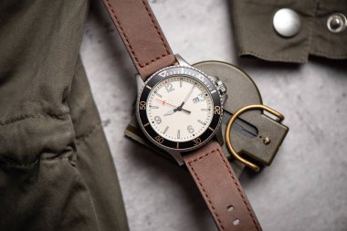 Günlük erkek kol saatine krem şanti ve deri kayışla yaklaş. Erkek aksesuar konsepti.