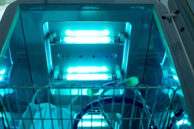 Ultraviyole ışın sterilizasyonunun lambasını kapat. COVID-19 önleme kavramı.