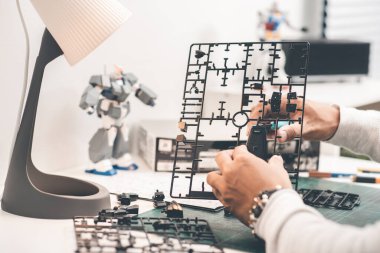 Robot model setleri monte eden adam. Boş zaman ve hobi konsepti.