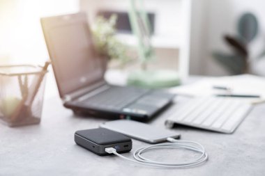 Güç bankasıyla çalışan akıllı telefon bataryası. Gri güç bankasına yakın plan.. 