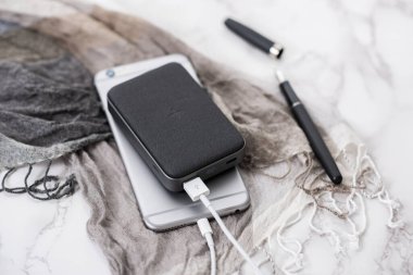 Güç bankasıyla çalışan akıllı telefon bataryası. Gri güç bankasına yakın plan.. 