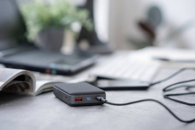 Güç bankasıyla çalışan akıllı telefon bataryası. Gri güç bankasına yakın plan.. 