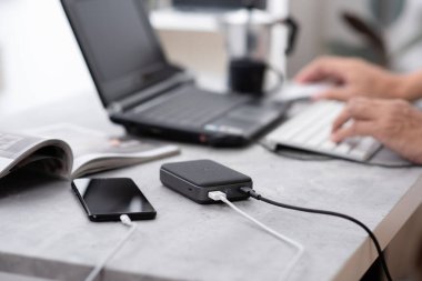 Güç bankasıyla çalışan akıllı telefon bataryası. Gri güç bankasına yakın plan.. 