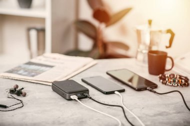 Güç bankasıyla çalışan akıllı telefon bataryası. Gri güç bankasına yakın plan.. 