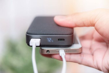 Güç bankasıyla çalışan akıllı telefon bataryası. Gri güç bankasına yakın plan.. 