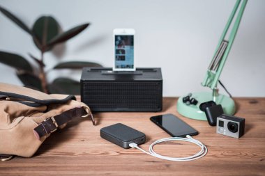 Güç bankasıyla çalışan akıllı telefon bataryası. Gri güç bankasına yakın plan.. 