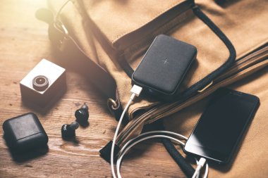 Güç bankasıyla çalışan akıllı telefon bataryası. Gri güç bankasına yakın plan.. 